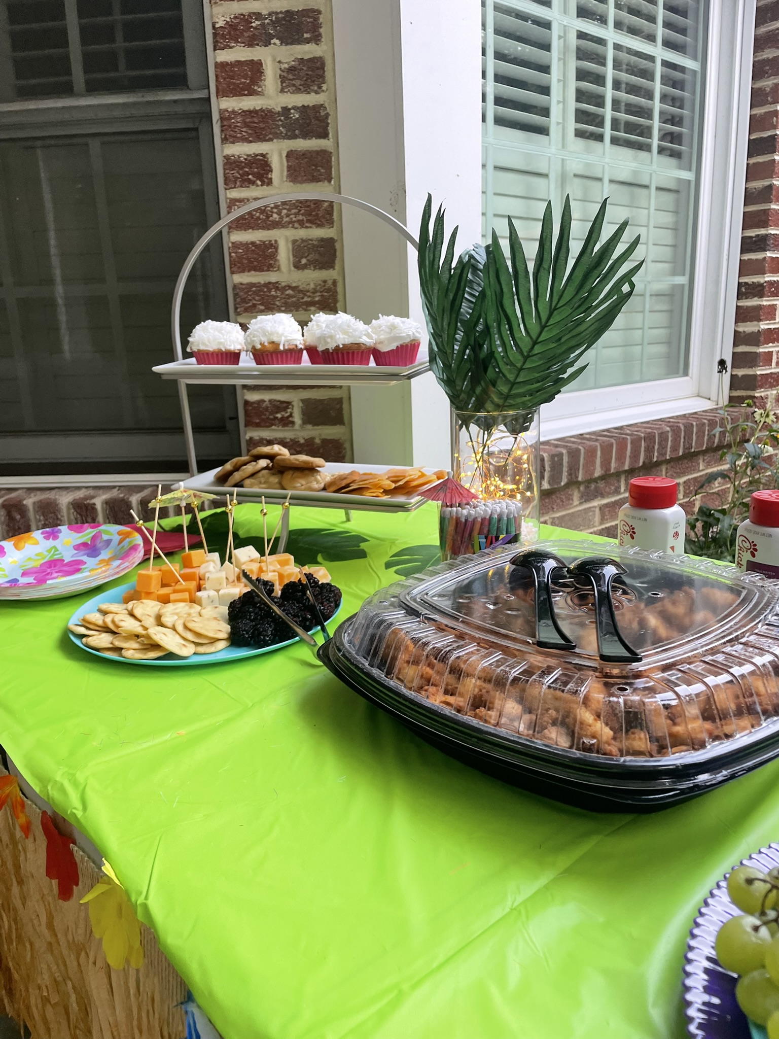 luau happy hour
